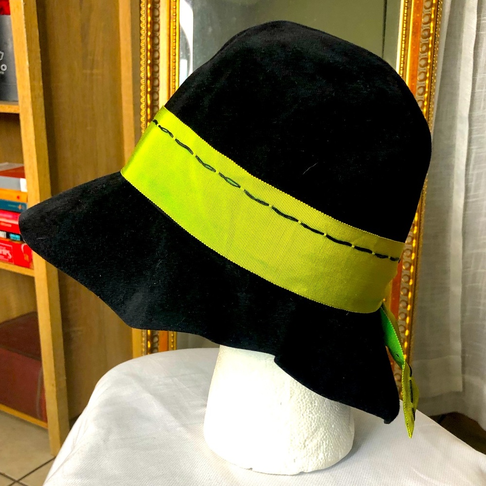 Luxuria Vintage Wool Bucket Hat w ribbon.